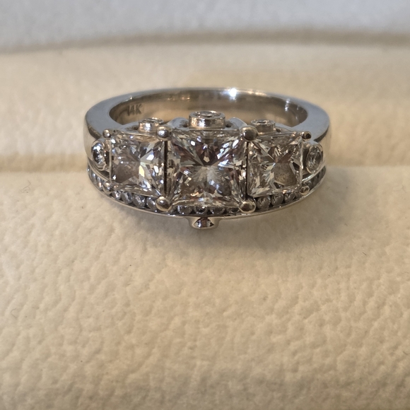 Elegant White Gold Princess Cut Diamond Ring - Picture 2 of 8